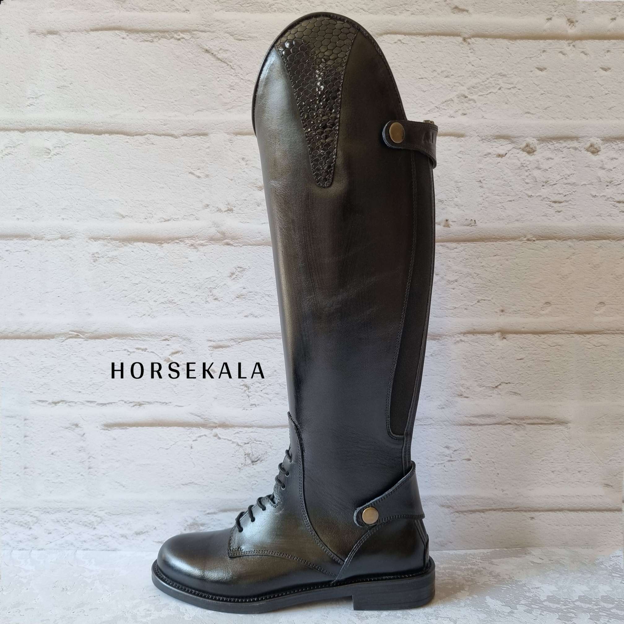 بوت بلند سوارکاری زنانه Woman riding tall boot